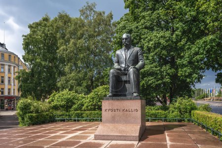 Téléchargez les photos : Helsinki, Finlande - 02 juil.2019 : Statue Kyosti Kallio - Helsinki, Finlande - en image libre de droit