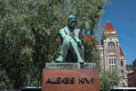 Téléchargez les photos : Helsinki, Finlande - 30 juin 2019 : Statue commémorative Aleksis Kivi par Waino Aaltonen - Helsinki, Finlande - en image libre de droit