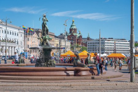 Foto de Helsinki, Finlandia - 30 de junio de 2019: Plaza del Mercado con Havis Amanda Fountain y la Catedral de Uspenski sobre el fondo - Helsinki, Finlandia - Imagen libre de derechos