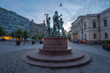 Téléchargez les photos : Helsinki, Finlande - 30 juin 2019 : Statue des Trois Smiths - Helsinki, Finlande - en image libre de droit