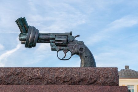 Foto de Malmo, Suecia - 23 de junio de 2019: Arma anudada - Escultura de no violencia por Carl Fredrik Reutersward - Malmo, Suecia - Imagen libre de derechos