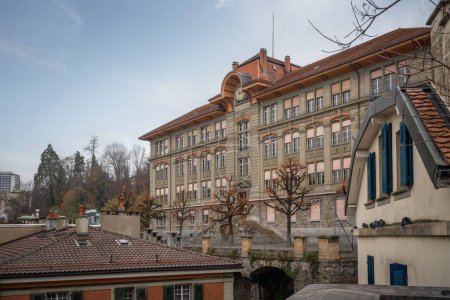 Téléchargez les photos : Bâtiment scolaire La Barre - Lausanne, Suisse - en image libre de droit