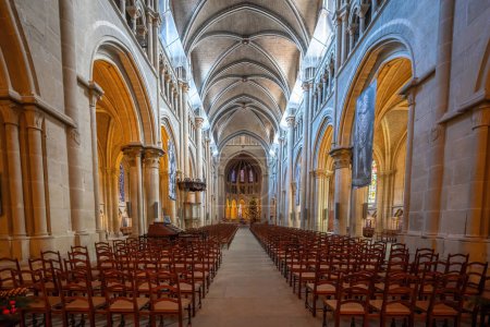 Téléchargez les photos : Lausanne, Suisse - 04 déc. 2019 : Intérieur de la cathédrale de Lausanne - Lausanne, Suisse - en image libre de droit