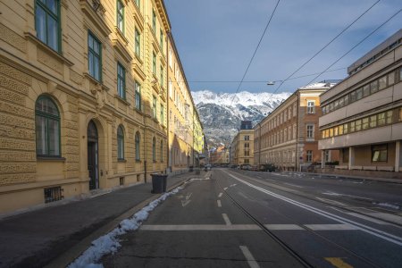 Foto de Calle Burgstrasse con montañas Karwendel Alps - Innsbruck, Austria - Imagen libre de derechos