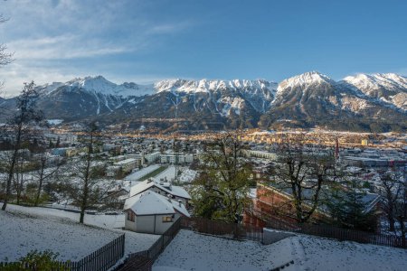 Foto de Vista de Innsbruck con nieve y los Alpes Karwendel - Innsbruck, Austria - Imagen libre de derechos