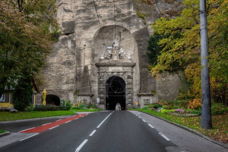 Foto de Entrada occidental del túnel de Neutor Road (o Sigmundstor) - Salzburgo, Austria - Imagen libre de derechos