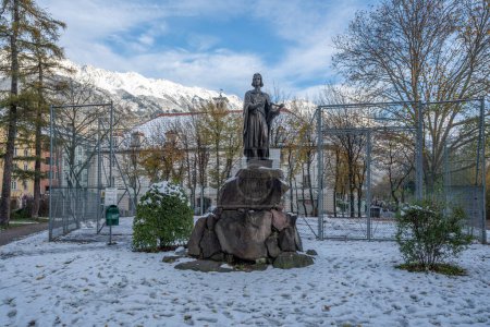 Foto de Innsbruck, Austria - 14 de noviembre de 2019: Estatua de Walther von der Vogelweide en Waltherpark - Innsbruck, Austria - Imagen libre de derechos