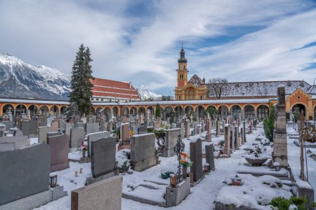 Foto de Innsbruck, Austria - 14 de noviembre de 2019: Wilten Cemetery and Wilten Monastery Church - Innsbruck, Austria - Imagen libre de derechos