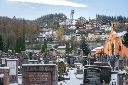 Foto de Innsbruck, Austria - 14 de noviembre de 2019: Wilten Cemetery with Bergisel Ski Jump on background - Innsbruck, Austria - Imagen libre de derechos