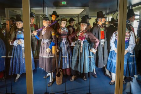 Téléchargez les photos : Innsbruck, Autriche - 15 nov. 2019 : Vêtements tyroliens traditionnels au Tyrolean Folk Art Museum - Innsbruck, Autriche - en image libre de droit