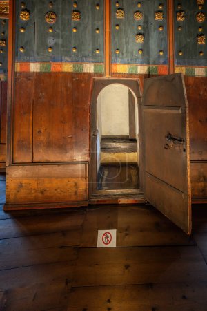 Téléchargez les photos : Salzbourg, Autriche - 12 nov. 2019 : Toilettes médiévales dans la chambre du prince-évêque - Salzbourg, Autriche - en image libre de droit