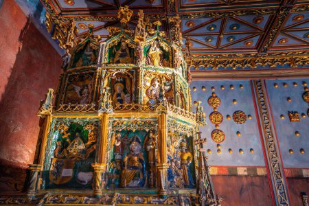 Téléchargez les photos : Salzbourg, Autriche - 12 nov. 2019 : Poêle coloré dans la chambre d'or des salles d'État de la forteresse de Hohensalzburg - Salzbourg, Autriche - en image libre de droit