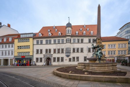 Téléchargez les photos : Erfurt, Allemagne - 18 janv. 2020 : Fontaine Haus Dacheroden et Anger (Angerbrunnen) - Erfurt, Allemagne - en image libre de droit