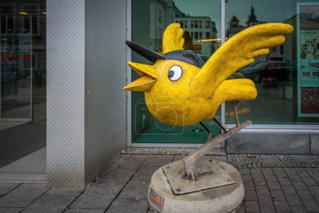Foto de Erfurt, Alemania - Jan 18, 2020: Goldener Spatz (Gorrión de Oro) - KiKa Character Sculpture - Erfurt, Alemania - Imagen libre de derechos