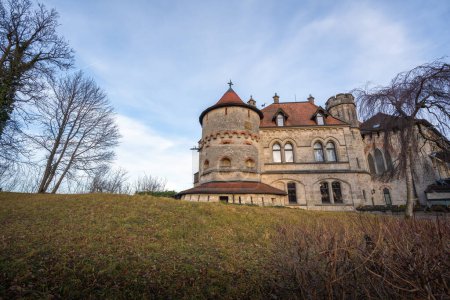 Téléchargez les photos : Baden-Wurttemberg, Allemagne - 16 déc. 2019 : Mathilda Tower and Gero building at Lichtenstein Castle - Lichtenstein, Allemagne - en image libre de droit