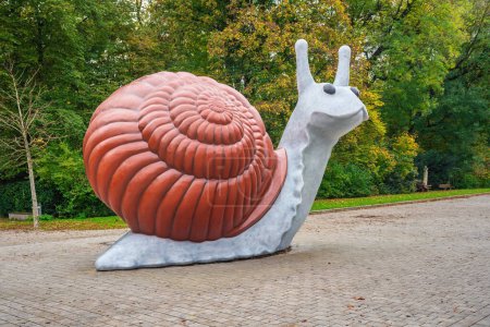 Téléchargez les photos : Munich, Allemagne - 01 nov. 2019 : Sweet Brown Snail Sculpture at Bavariapark - Munich, Bavière, Allemagne - en image libre de droit
