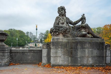 Foto de Munich, Alemania - 01-nov-2019: Escultura Palatinado en el Puente de Luitpold - Munich, Baviera, Alemania - Imagen libre de derechos