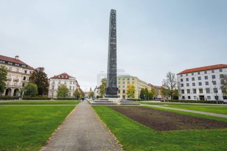 Foto de Obelisco en la plaza Karolinenplatz - Munich, Baviera, Alemania - Imagen libre de derechos