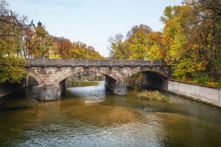 Foto de Prjalá Bridge (Praterwehrbrucke) - Temporada de otoño - Múnich, Baviera, Alemania - Imagen libre de derechos