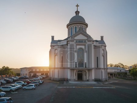 Foto de Iglesia Santuario Nossa Senhora de Caravaggio al atardecer - Farroupilha, Rio Grande do Sul, Brasil - Imagen libre de derechos