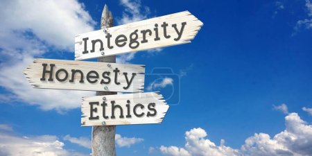 Foto de Integridad, honestidad, ética - letrero de madera con tres flechas - Imagen libre de derechos