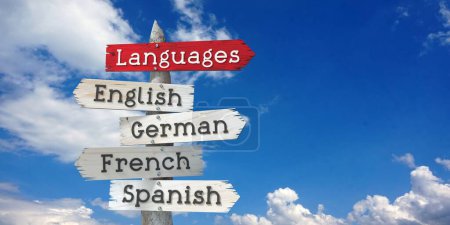 Sprachkonzept - Englisch, Deutsch, Französisch, Spanisch - Holzwegweiser mit fünf Pfeilen