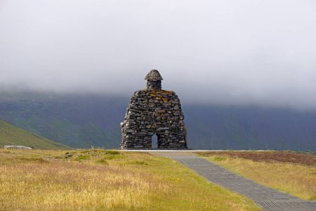 Foto de Arnastrapi, Islandia - 6 de agosto de 2022 - Estatua de Bardur Snaefellas troll realizada por Ragnar Kjartansson - Imagen libre de derechos