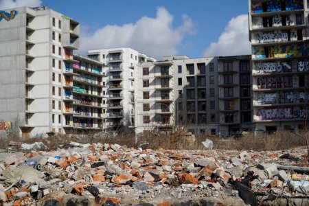 Téléchargez les photos : Varsovie, Pologne, 16 mars 2023 - Bâtiment résidentiel abandonné couvert de graffitis, décombres de briques laissés après démolition - en image libre de droit
