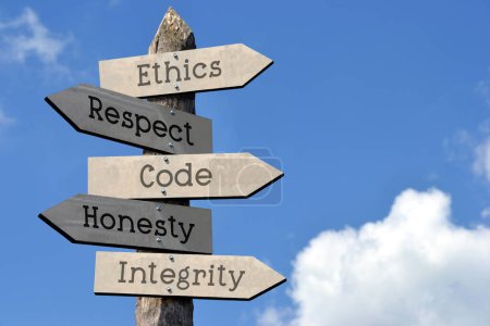 Téléchargez les photos : Éthique, respect, code, honnêteté, intégrité - enseigne en bois à cinq flèches, ciel nuageux - en image libre de droit