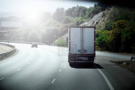 Téléchargez les photos : Camion sur une autoroute - vue arrière - en image libre de droit