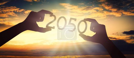 Téléchargez les photos : 2050 - mains humaines tenant la silhouette noire année numéro - en image libre de droit