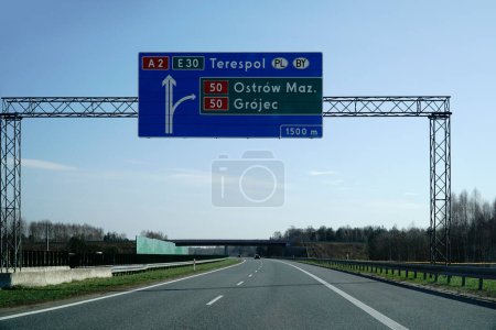 Téléchargez les photos : Minsk Mazowiecki, Pologne - 10 mars 2024 - Panneau d'information sur l'autoroute A2 - en image libre de droit