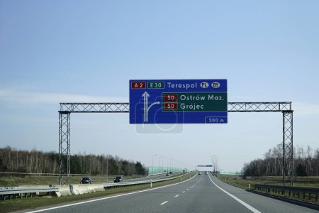 Téléchargez les photos : Minsk Mazowiecki, Pologne - 10 mars 2024 - Panneau d'information sur l'autoroute A2 - en image libre de droit