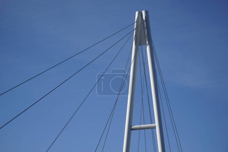 Pont suspendu par câble et ciel sans nuages