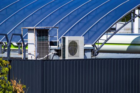 Téléchargez les photos : Climatisation industrielle et système de ventilation sur le toit du bâtiment. Climatiseur industriel. Système de ventilation de l'air équipement. Le toit du bâtiment. Département de service. - en image libre de droit