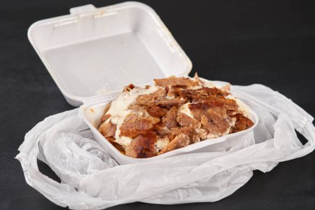 Téléchargez les photos : Doner kebab avec salade dans une boîte en plastique. - en image libre de droit