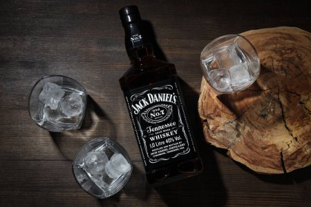 Téléchargez les photos : Odessa, Ukraine, 03.11.2022 : Concept de boisson alcoolisée - Jack Daniels, vue d'en haut - en image libre de droit