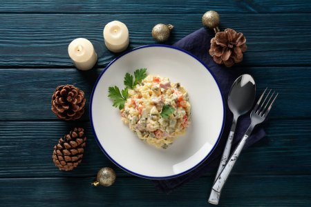 Foto de Concepto de comida de año nuevo, ensalada Olivier, vista superior - Imagen libre de derechos