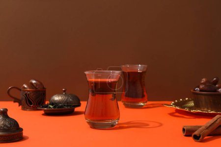 Téléchargez les photos : Concept de boisson chaude turque traditionnelle - thé - en image libre de droit