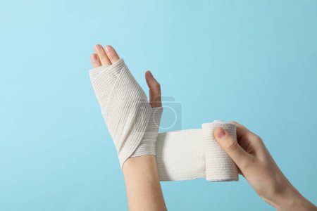 Foto de Concept of hand injury help with elastic bandage - Imagen libre de derechos