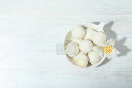 Téléchargez les photos : Concept de bonbons savoureux, bonbons à la noix de coco, espace pour le texte - en image libre de droit