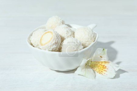 Téléchargez les photos : Concept de bonbons savoureux, bonbons à la noix de coco, gros plan - en image libre de droit