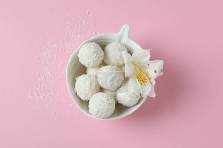 Téléchargez les photos : Concept de bonbons savoureux, bonbons à la noix de coco, vue de dessus - en image libre de droit