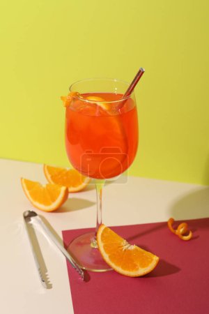 Foto de Concepto de delicioso cóctel, sabroso Aperol Spritz - Imagen libre de derechos