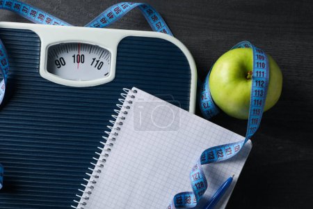 Foto de Dieta y pérdida de peso, estilo de vida saludable, composición con cinta métrica - Imagen libre de derechos