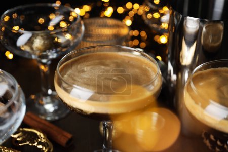 Téléchargez les photos : Cocktail expresso martini, délicieuse boisson alcoolisée, cocktail dessert - en image libre de droit