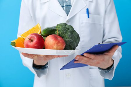 Téléchargez les photos : Médecin avec des aliments sains et presse-papiers concept de nutrition saine - en image libre de droit