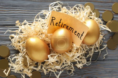 Foto de Concepto de riqueza y jubilación: huevos de oro - Imagen libre de derechos