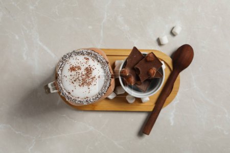 Téléchargez les photos : Délicieux dessert frais d "été - milk-shake au chocolat, vue sur le dessus - en image libre de droit