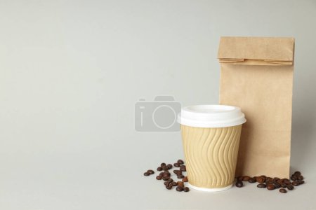 Foto de Copa de papel en blanco, composición para la entrega y el concepto de llevar, espacio para el texto - Imagen libre de derechos